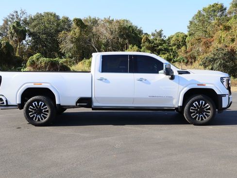 Certified 2025 GMC Sierra 2500 Denali Ultimate w/ Max Trailering Package image 9