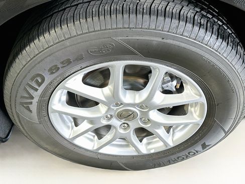 Used 2024 Chrysler Pacifica Touring-L FWD image 11