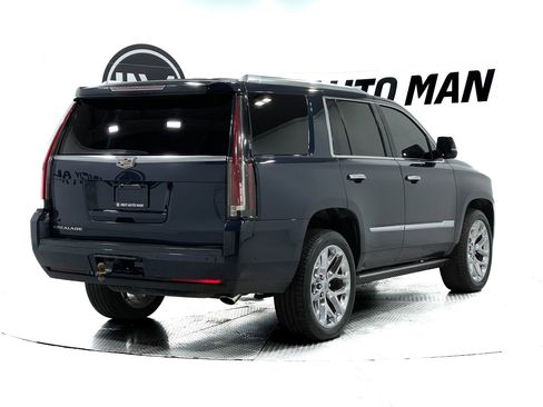 Used 2018 Cadillac Escalade Platinum AWD/4WD image 4