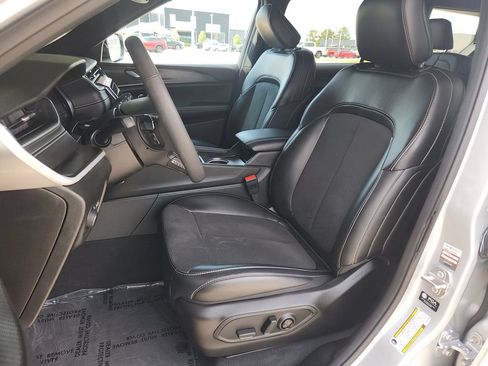 Used 2024 Jeep Grand Cherokee L Altitude RWD image 13