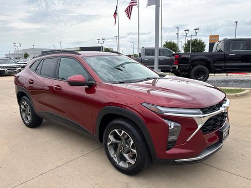 Used 2024 Chevrolet Trax LT w/ Driver Confidence Package FWD image 8