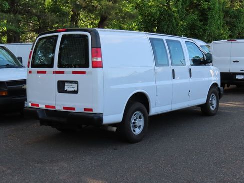 Used 2013 Chevrolet Express 2500 RWD image 21