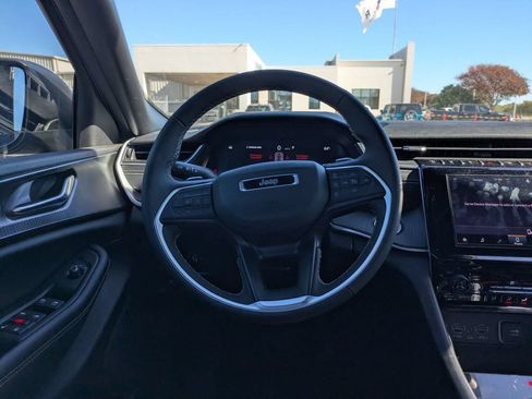 Used 2025 Jeep Grand Cherokee Laredo X RWD image 10