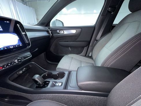 Used 2025 Volvo XC40 B5 Core image 4