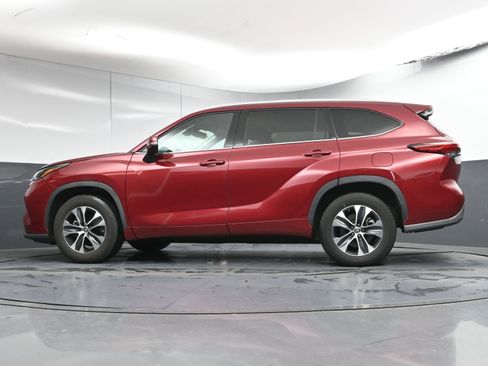 Certified 2022 Toyota Highlander XLE image 30