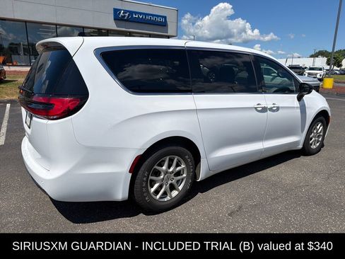 Used 2025 Chrysler Pacifica Select FWD image 3