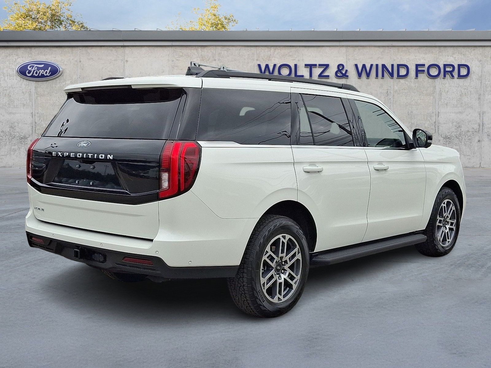 Used 2025 Ford Expedition Active AWD/4WD image 6