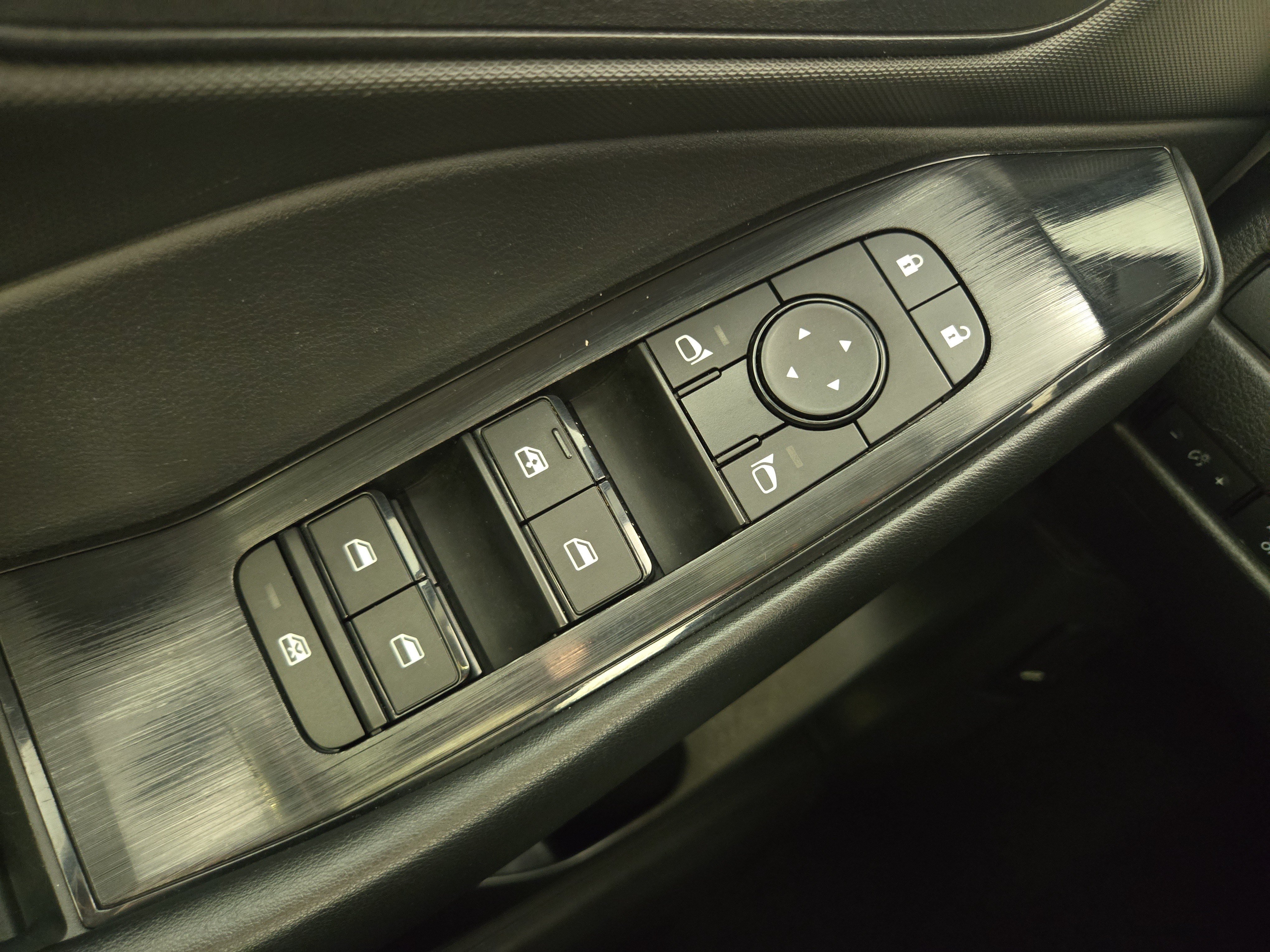 Used 2024 Nissan Rogue S AWD/4WD image 28