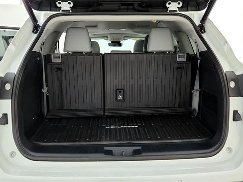 Used 2023 Toyota Highlander Limited image 32