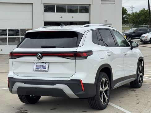New 2026 Volkswagen Tiguan SE FWD image 5
