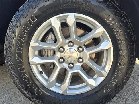 Used 2023 Chevrolet Silverado 1500 LT w/ Convenience Package II AWD/4WD image 9