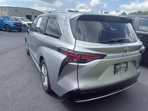 Used 2023 Toyota Sienna Platinum AWD/4WD image 6