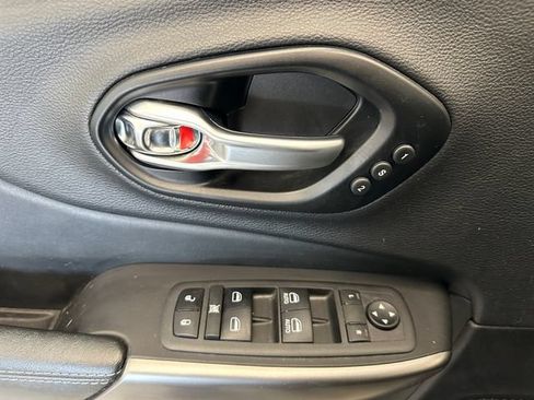 Used 2022 Jeep Cherokee Limited AWD/4WD image 21