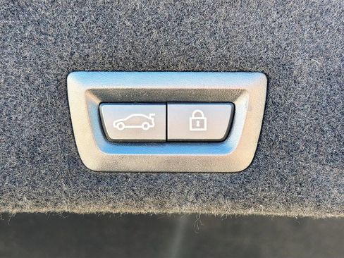 Used 2019 BMW 750i xDrive w/ M Sport Package image 16