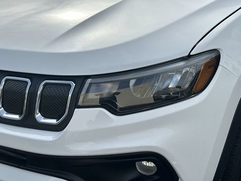 Used 2022 Jeep Compass Latitude w/ Sun and Sound Group AWD/4WD image 11