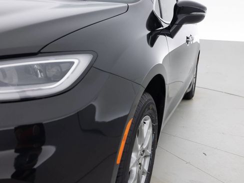 Used 2021 Chrysler Pacifica Touring FWD image 12