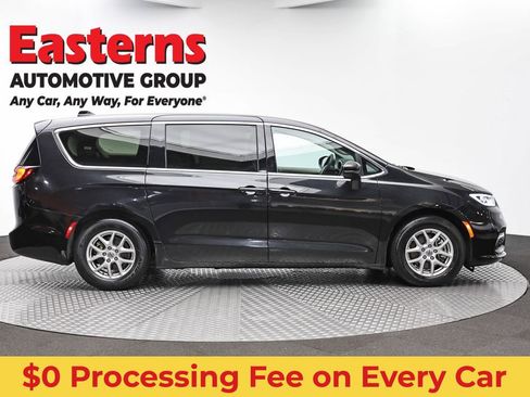 Used 2023 Chrysler Pacifica Touring-L FWD image 4