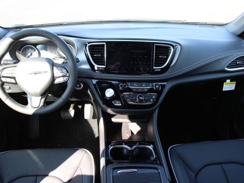 New 2026 Chrysler Pacifica Limited w/ S Appearance Package image 2