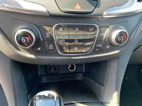 Certified 2018 Chevrolet Equinox LT w/ Sun & Infotainment Package AWD/4WD image 17