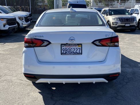 Used 2022 Nissan Versa SV image 9