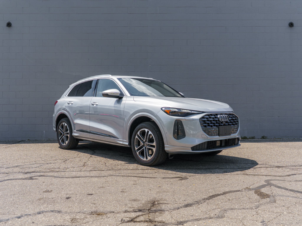 Certified 2025 Audi Q5 Premium w/ Convenience Package AWD/4WD image 9