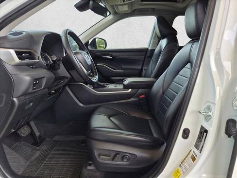 Used 2023 Toyota Highlander XLE FWD image 16