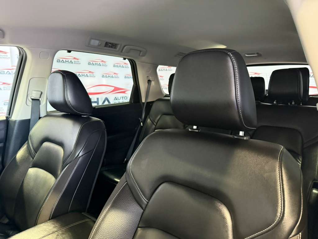 Used 2025 Nissan Pathfinder SL FWD image 27