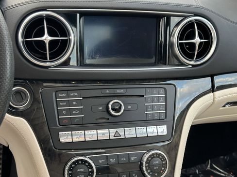Used 2017 Mercedes-Benz SL 550 image 43