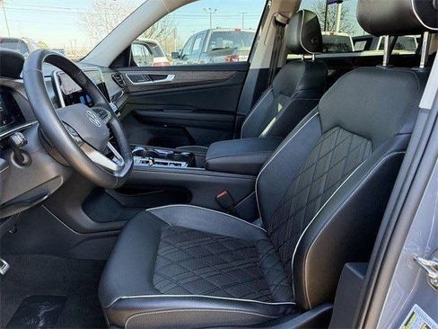 Used 2025 Volkswagen Atlas SEL Premium R-Line AWD/4WD image 22