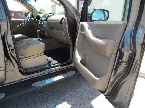 Used 2009 Nissan Frontier SE w/ SE Value Truck Pkg AWD/4WD image 35