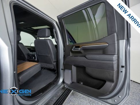 Used 2025 Chevrolet Silverado 1500 High Country w/ Technology Package AWD/4WD image 36