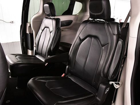 Used 2020 Chrysler Voyager Lxi FWD image 26
