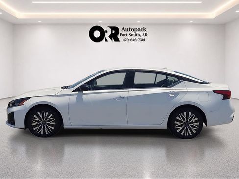 Used 2025 Nissan Altima 2.5 SV FWD image 3