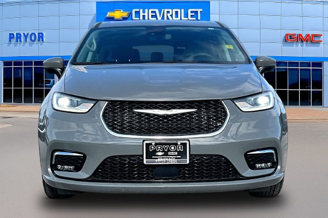 Used 2023 Chrysler Pacifica Touring-L FWD image 2