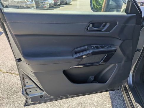 Used 2025 Nissan Pathfinder SV AWD/4WD image 9