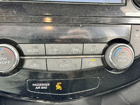 Used 2017 Nissan Rogue SV w/ SV Premium Package AWD/4WD image 27
