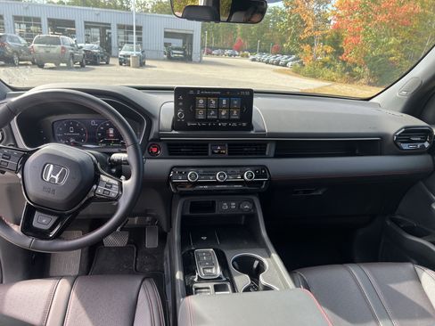 Used 2025 Honda Pilot Black Edition image 19