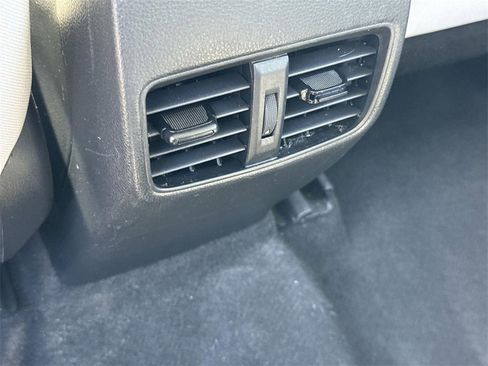 Used 2024 Toyota Corolla Cross L image 19