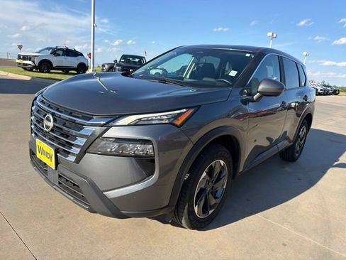 Used 2025 Nissan Rogue SV FWD image 3