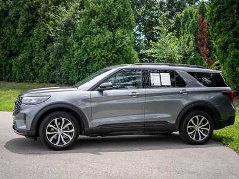 Used 2025 Ford Explorer ST-Line AWD/4WD image 8