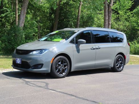 Used 2020 Chrysler Pacifica Touring-L Plus FWD image 23