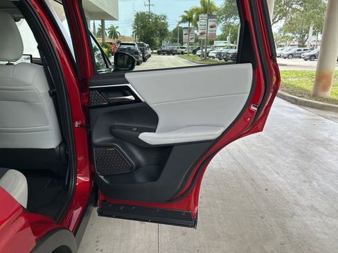 New 2025 Mitsubishi Outlander SE image 31