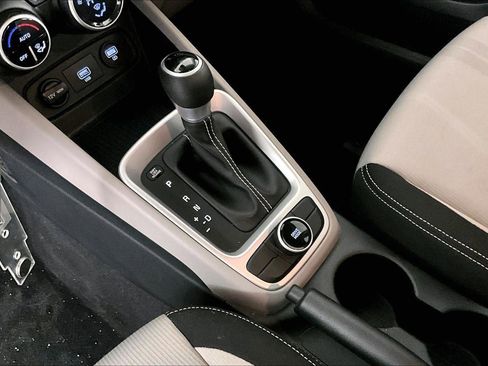 Used 2020 Hyundai Venue SEL image 17