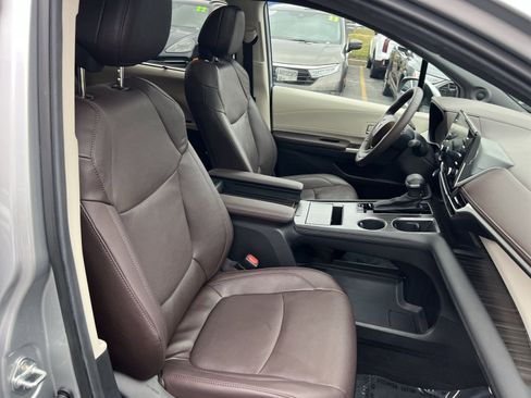 Used 2023 Toyota Sienna Platinum image 28