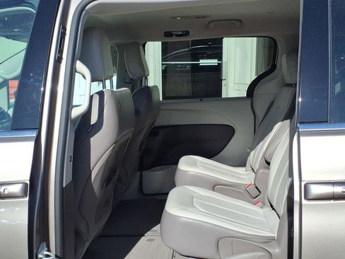 Used 2017 Chrysler Pacifica Touring-L FWD image 10