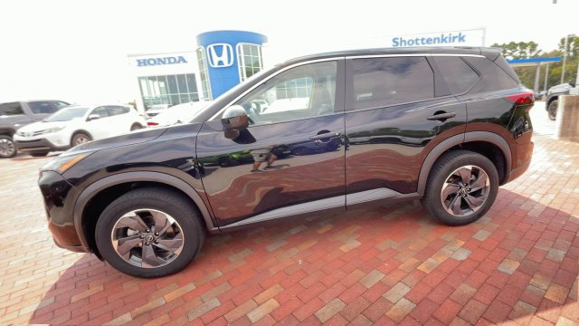 Used 2025 Nissan Rogue SV FWD image 6