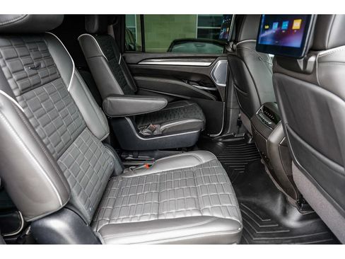 Used 2025 Cadillac Escalade ESV V AWD/4WD image 19