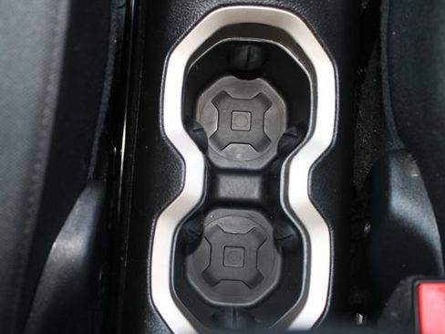 Used 2015 Jeep Renegade Latitude FWD image 33