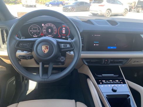 Used 2025 Porsche Cayenne image 17