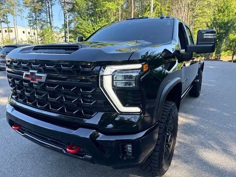 Used 2025 Chevrolet Silverado 2500 ZR2 w/ Technology Package AWD/4WD image 9